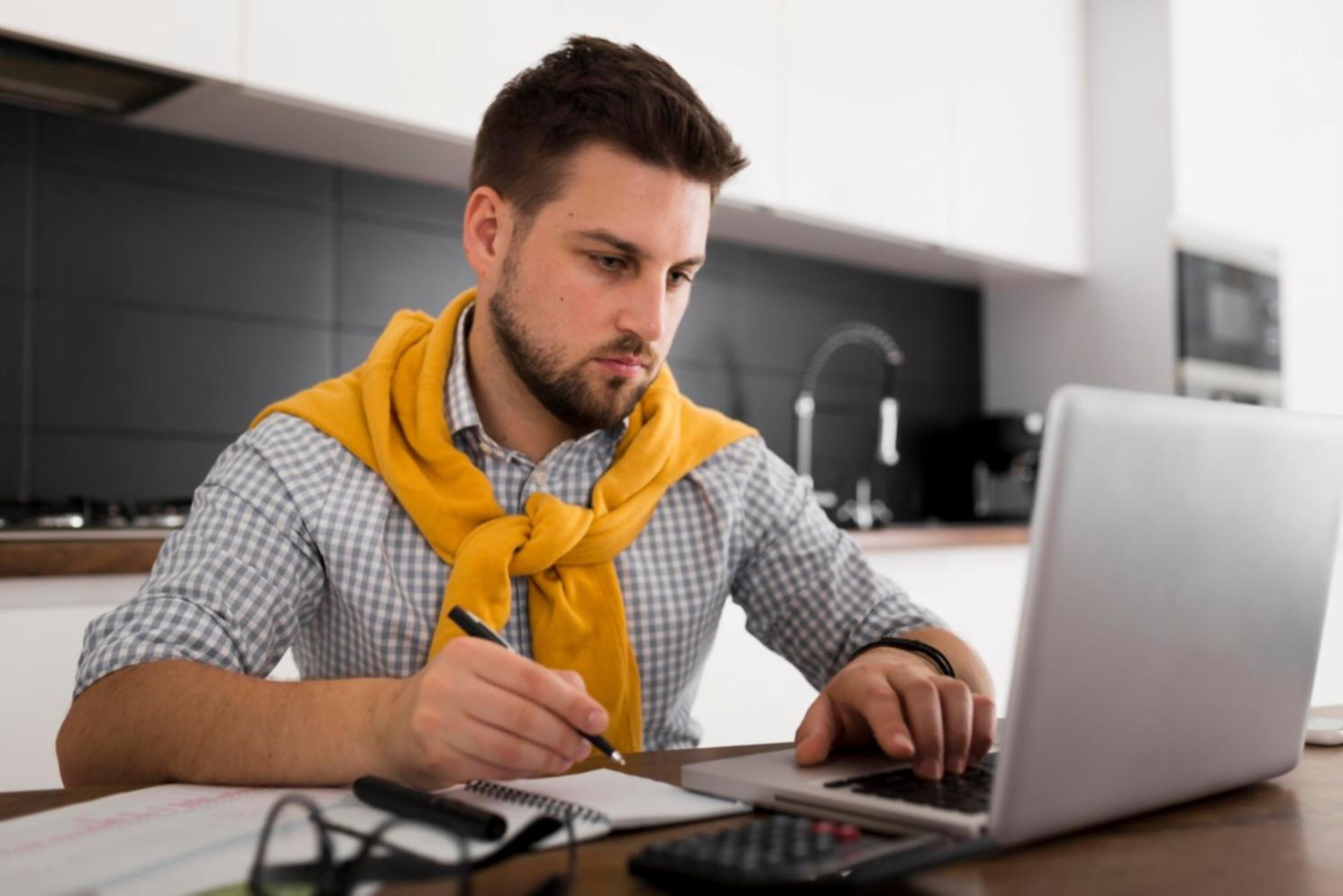 Equipo de tavrenolix trabajando con empresas locales en gestión de costes